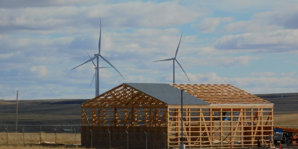 ALECleanEnergy's tweet photo. A new storage facility is being constructed at our South Peak site in central Montana, and the clean energy backdrop makes for a beautiful build! https://t.co/qP1XLz8Ykb