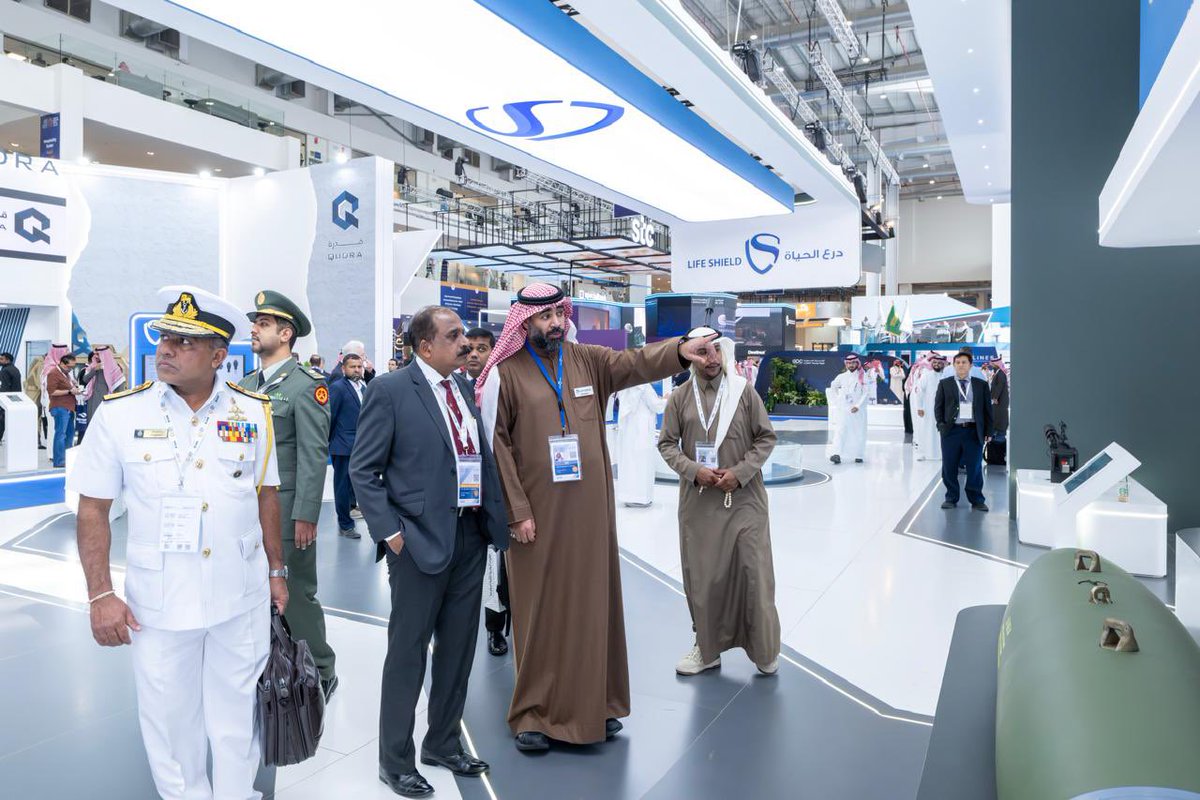 تشرفنا بزيارة نائب وزير الدفاع في جمهورية سريلانكا أرونا جاياسيكارا في جناحنا #معرض_الدفاع_العالمي وقد كان في استقباله سعادة رئيس مجلس الإدارة الأستاذ هشام بن منصور الجمعان والذي قدّم له درعًا تذكاريًا من درع الحياة.

#WDS2026
#نبني_مستقبل_الدفاع