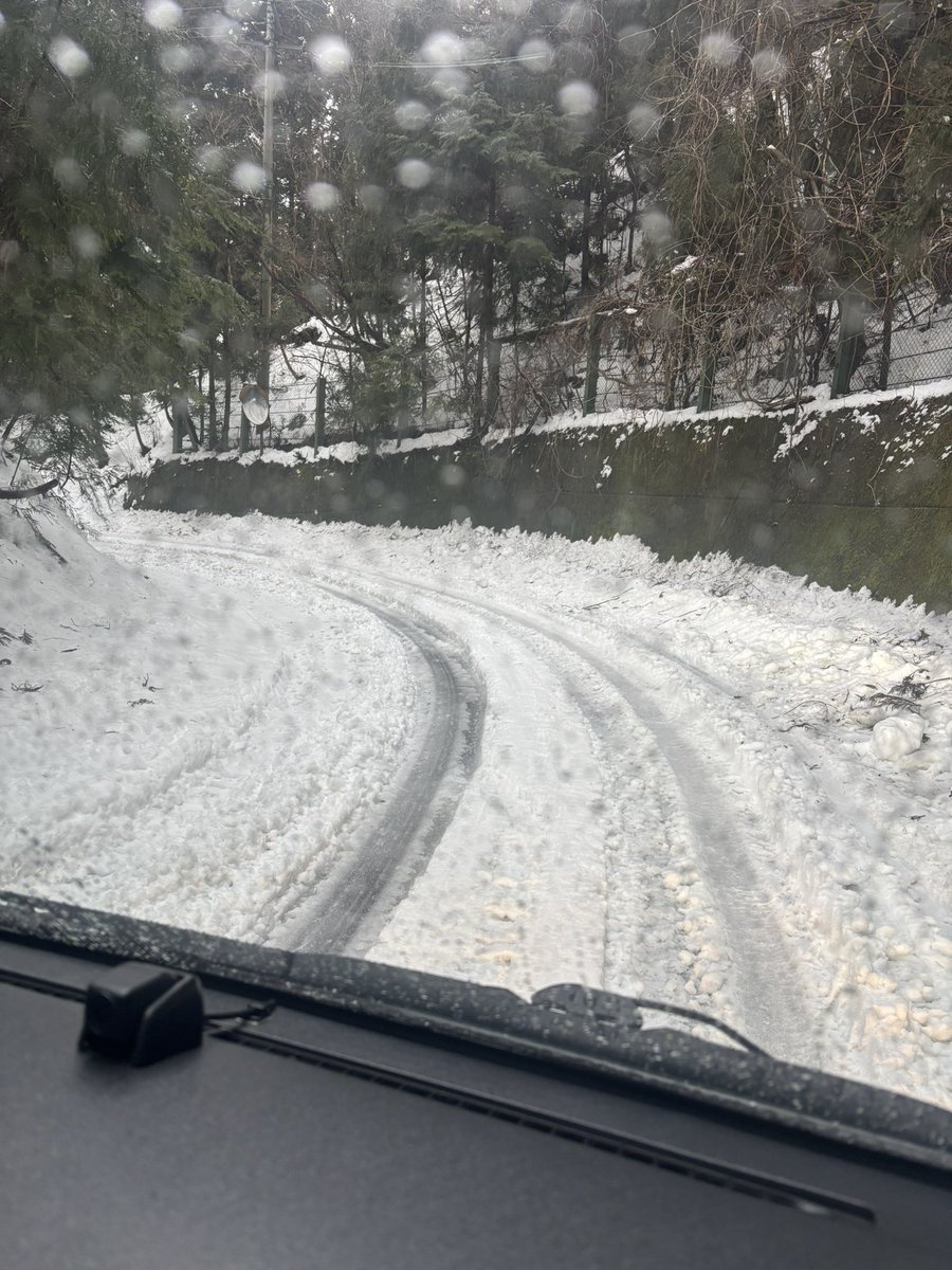 a2ki7285's tweet photo. 山口方面からめがひらスキー場までの下道国道434号。
いつも、前乗りなんで深夜走るんやけど過去にないくらい酷い雪道でハイエーススタッドレス四駆の限界を感じました。ドッグランまでの数キロがほんと地獄だった。
帰りは流石にチェーン巻いたんやけどそれでもハンドル取られて何度もやばかった。 https://t.co/4peFxwPS1U