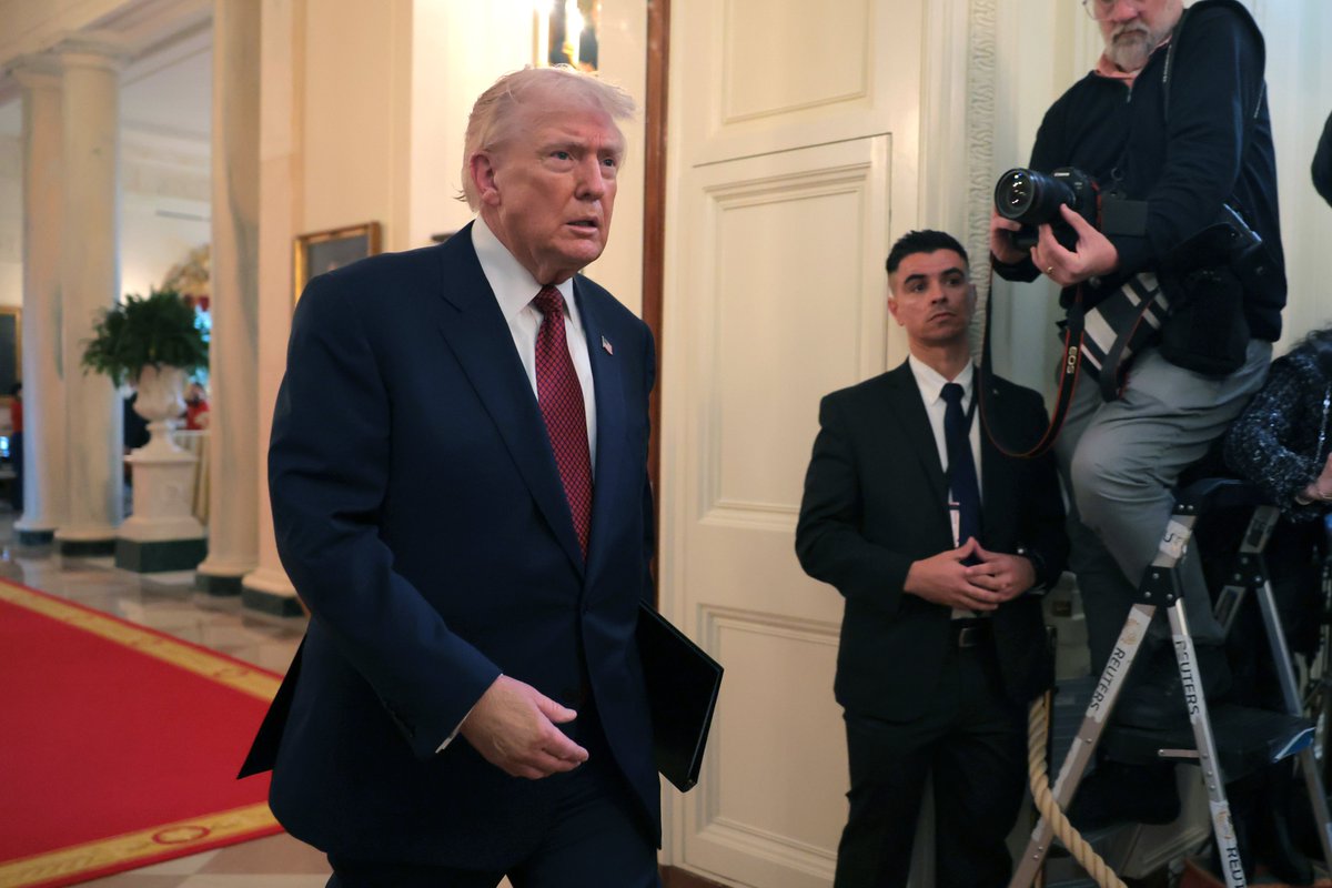 atrupar's tweet image. Trump's discolored hand as it appeared today

(Anna Moneymaker/Getty)