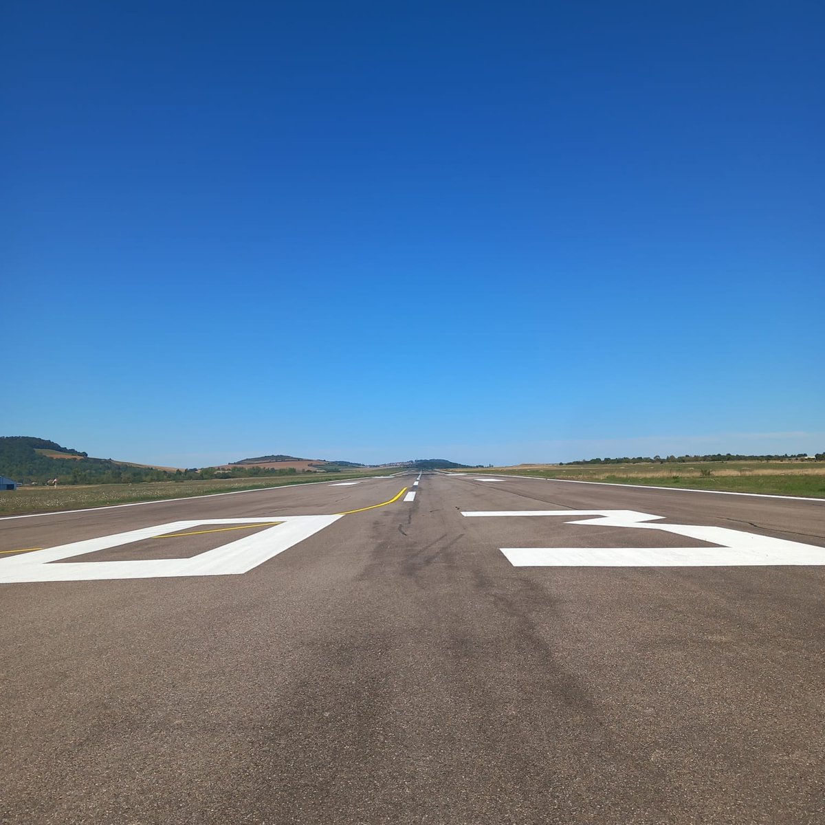 GAeropole's tweet photo. 🚨L’aéroport est désormais homologué pour les opérations par faible visibilité (400 m)
➡️Continuité des transports médicaux assurée, même par mauvais temps
✈️La DGAC autorise le contrôle sol par l’AFIS : une première en France ! 👏Une première en France pour un aérodrome AFIS! https://t.co/CkUCAo6xia
