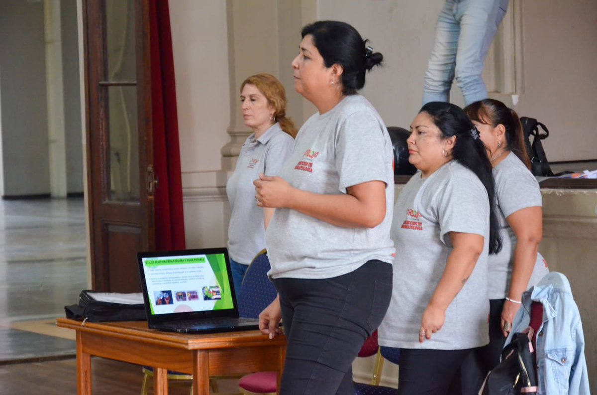 ✅ ¡Capacitados para cuidarte! 

Finalizó la formación en Bromatología para los comerciantes de la Chaya 2026. Trabajamos en higiene y normas vigentes para que disfrutes con total seguridad sanitaria. 🍎✨