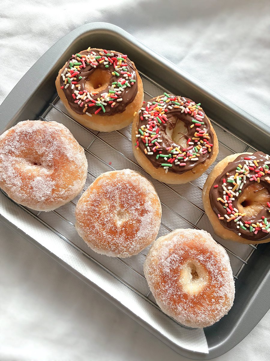 moca308's tweet image. 昨日は入学の書類を書きつつ合間にドーナツ作り。
ふわふわに仕上がったのでヨシ。

#ドーナツ#パン作り #donut