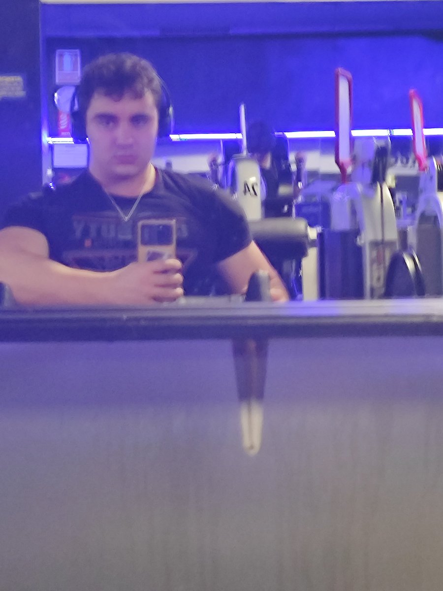 Chernevil_'s tweet photo. Ya hacía tiempo que no me sacaba una foto en el gym entre lo poco que voy y que cuando voy le doy máxima intensidad ni me acuerdo de mostrar los gains https://t.co/GDMek2fzAW