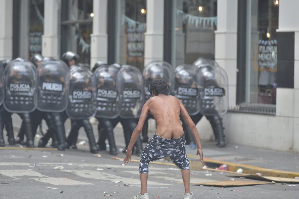 Título: "Civilización o Peronismo"