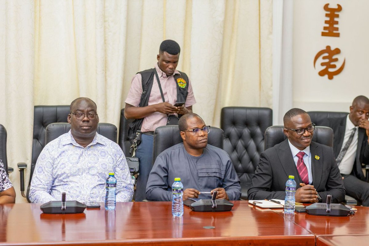 DPC_Ghana's tweet photo. The Executive Director of the Data Protection Commission paid a courtesy visit to the Office of the Speaker of Parliament, Rt. Hon. Alban S.K. Bagbin, ahead of the Data Protection Conference 

#DataProtectionWeek #YourDataYourIdentity
#PrivacyMatters #DigitalTrust https://t.co/AYH7USW7eQ