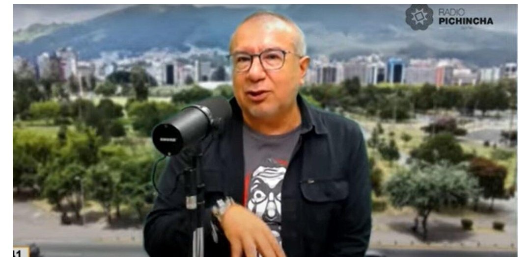 Ojo El correísta <a href="/RC5Oficial/">Revolución Ciudadana</a>, golpeador de una mujer y gerente de <a href="/radiopichincha/">Radio Pichincha</a>, Orlando Pérez, ha sido despedido hoy. ¿La razón? Algunos casos de maltrato a periodistas en el medio. Su salario era de $4.000, tenía chofer a disposición.  De premio consuelo irá de director de la