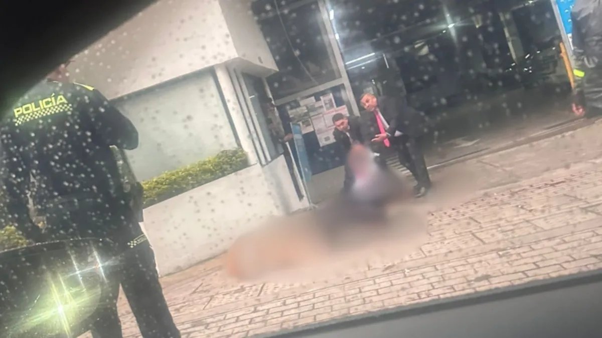 #Bogotá Un intercambio de disparos frente a un gimnasio en la calle 85 generó pánico en el norte de Bogotá; los heridos fueron trasladados a la Clínica Country.