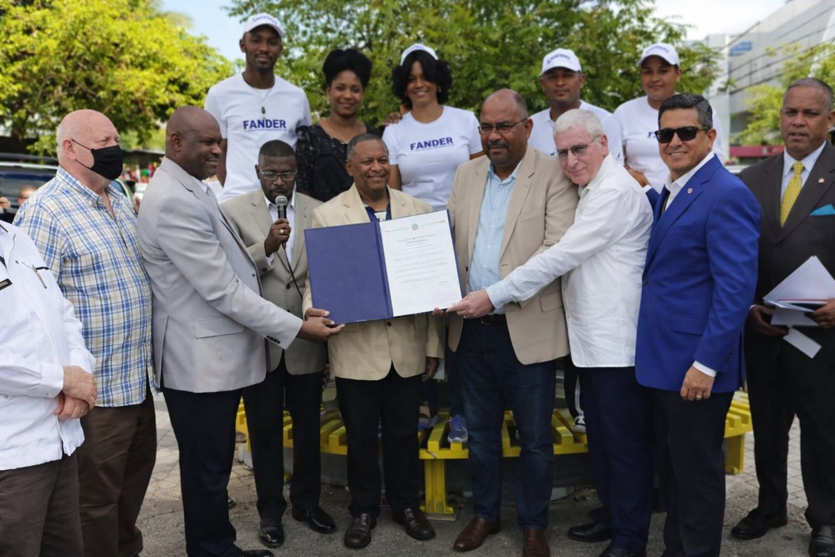 pablonel15's tweet photo. Recibiendo la Resolución del Ayuntamiento de Santiago, que designó la Av. Dominicanos en el Exterior. https://t.co/PpfSbPWUg1