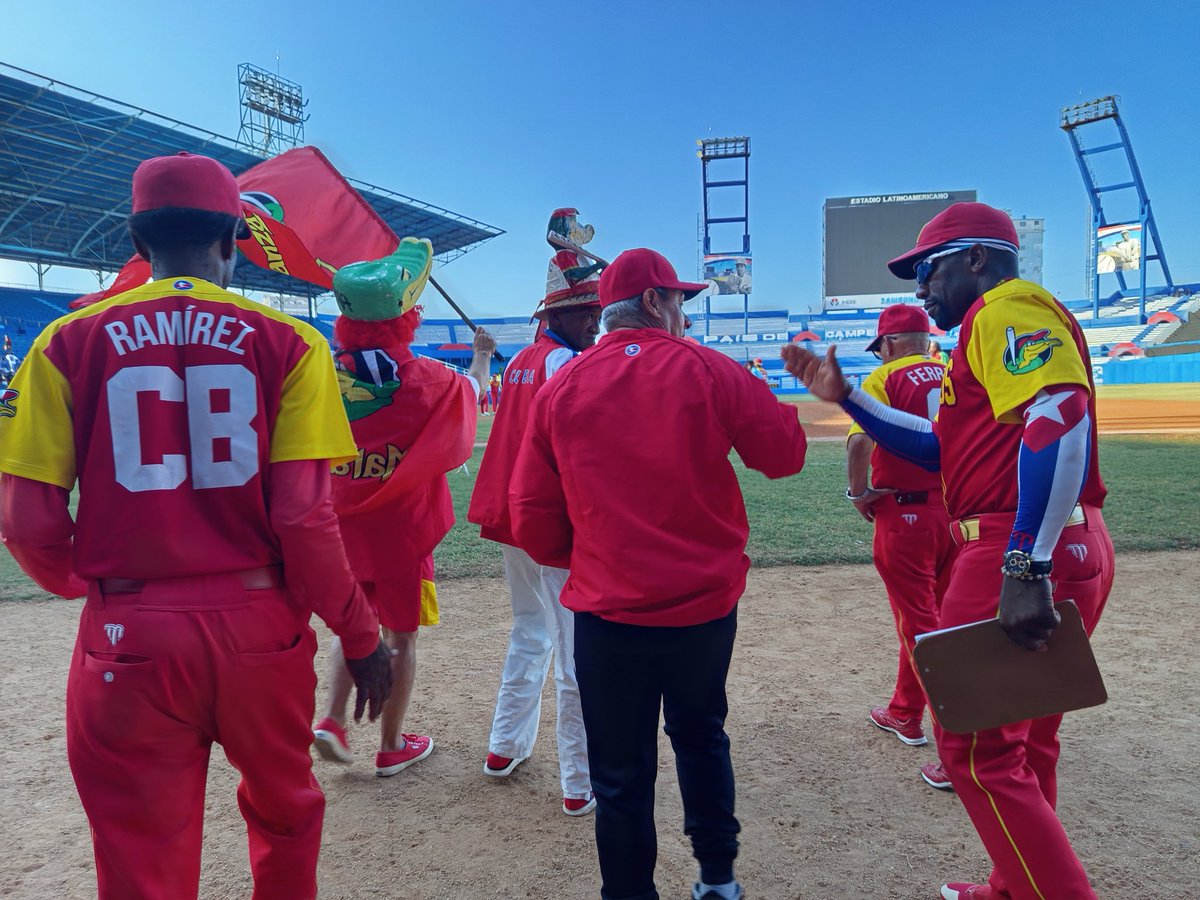 🇨🇺⚾ Los #Cocodrilos dan primero en la gran final de la #64SNB,tras derrotar 8-3 a los #Leñadores en el estadio Latinoamericano.

Excelente trabajo del abridor yumurino Yoennis Yera, quien con 82 lanzamientos lanzó 5.0 INN, 3 H, 0 C. Pegó cuadrangular Aníbal Medina. #RadioRebelde