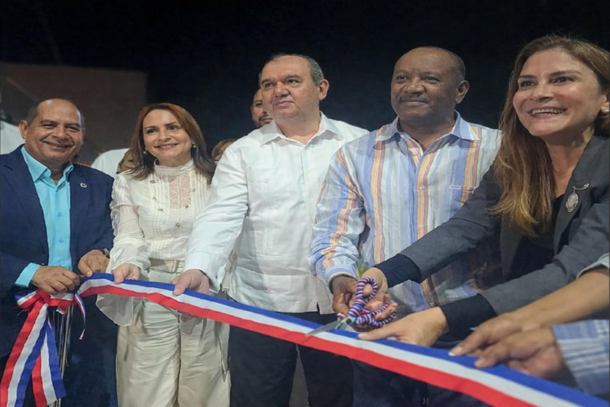 pablonel15's tweet photo. Carolina Mejía corta la cinta que dejó inaugurado el Parque Dominicanos en el Exterior en el Paseo Maritmo.
17/12/23 https://t.co/1h9cH6znpr