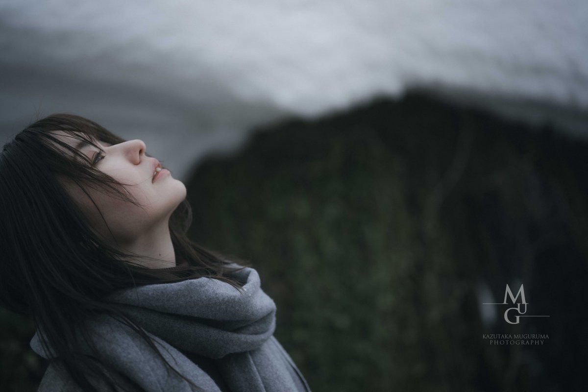 『呼吸』

雪の降り方さえ、今日はゆっくりしている

湯気の立つ屋根の下で
冷たい空気とあたたかい息が混ざり合い
まるで世界そのものが深く息をしているみたいだった

雪の匂い 湯の音
頬に触れるやわらかな風
そのすべてが
「ここにいていい」と静かに告げていた

Model:音葉 ＠otohapiano2