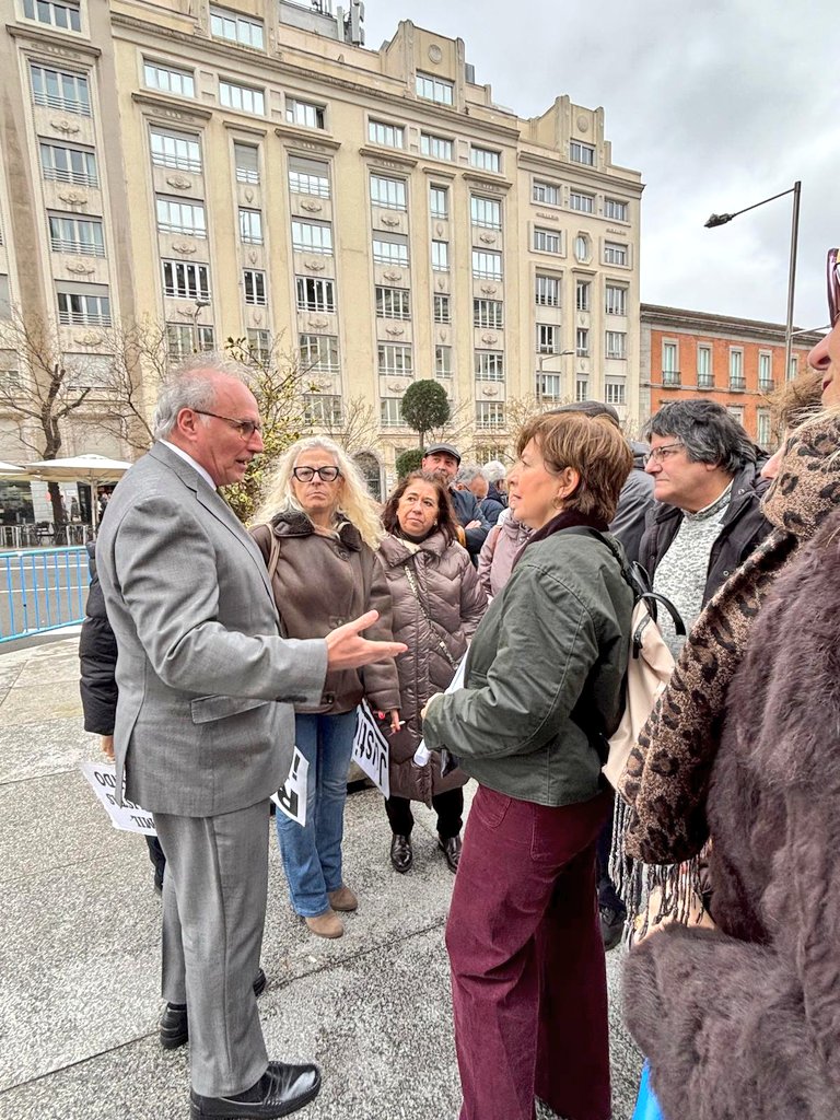 Los compañer@s de <a href="/MovimientoJ2/">@Movimiento#J2</a> han realizado su 38 piquete reivindicativo frente al Congreso para reclamar la tramitación de la Ley de Pasarela 1x1 al RETA para todos los mutualistas. 
El diputado de <a href="/VOX_Congreso/">Grupo Parlamentario de VOX en el Congreso</a> <a href="/JuanjoAizcorbe/">Juanjo Aizcorbe Torra</a> ha sido el único que se ha acercado al piquete.