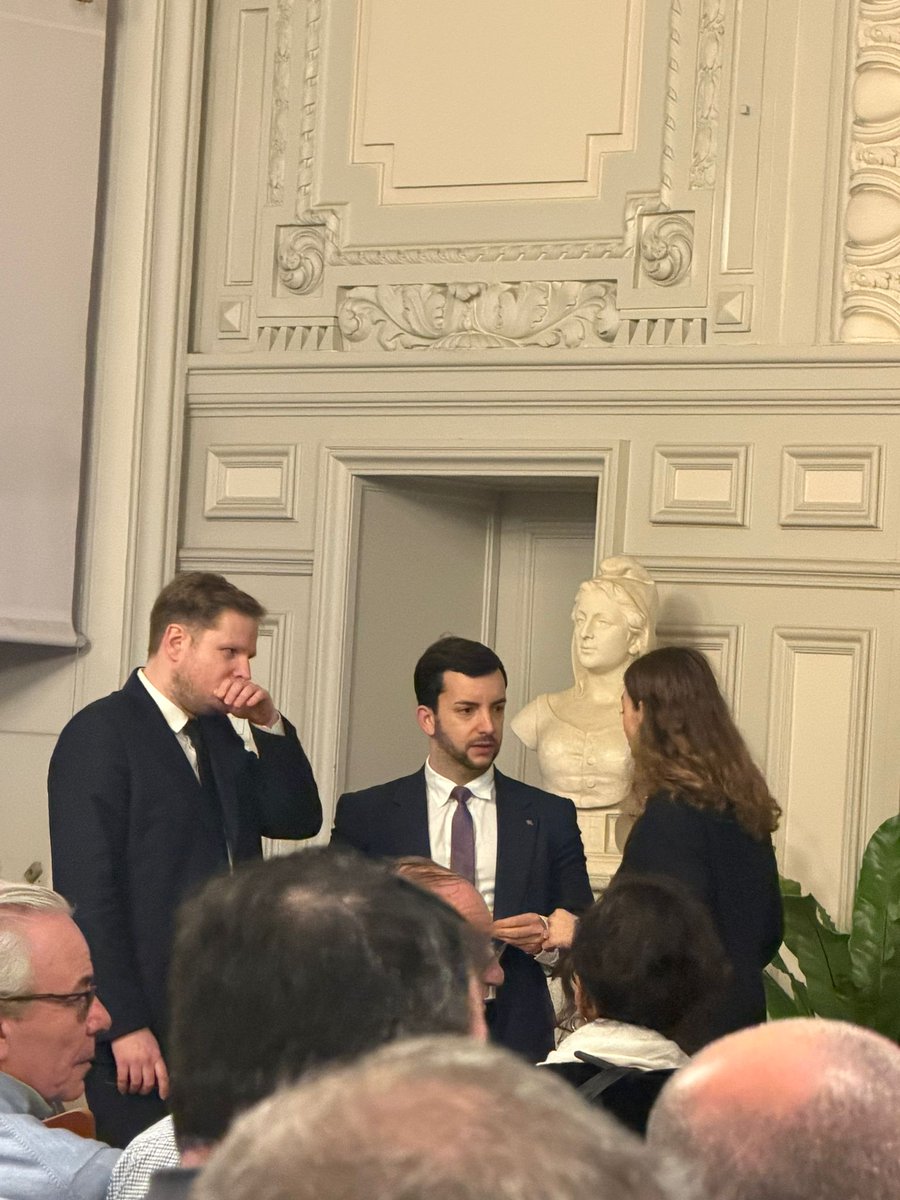 💥A Tours, dans un somptueux décor de L'hôtel de Ville, le <a href="/RN86_Vienne/">RassemblementNational_Vienne</a> a pu assister à la présentation du projet de <a href="/Al_Nikolic/">Aleksandar Nikolic</a>   aux Élections Municipales.
 Il mènera la liste "A Notre Tours" 👏

🙏Merci à <a href="/JphTanguy/">Jean-Philippe Tanguy Ⓜ️</a> pour nous avoir éclairés sur les remaniements de postes au