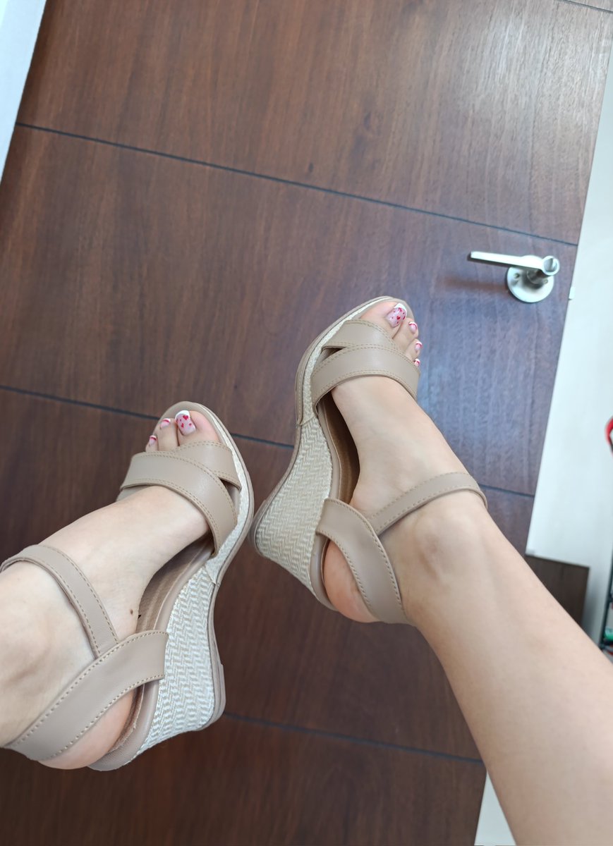 MiniHonney's tweet image. ¿Les gustan mis piecitos con cuñas? 🧡🧡🤤👣

Recuerden que pueden seguir participando para ganarse una sesión conmigo 🥰

Detalles 👇🏻