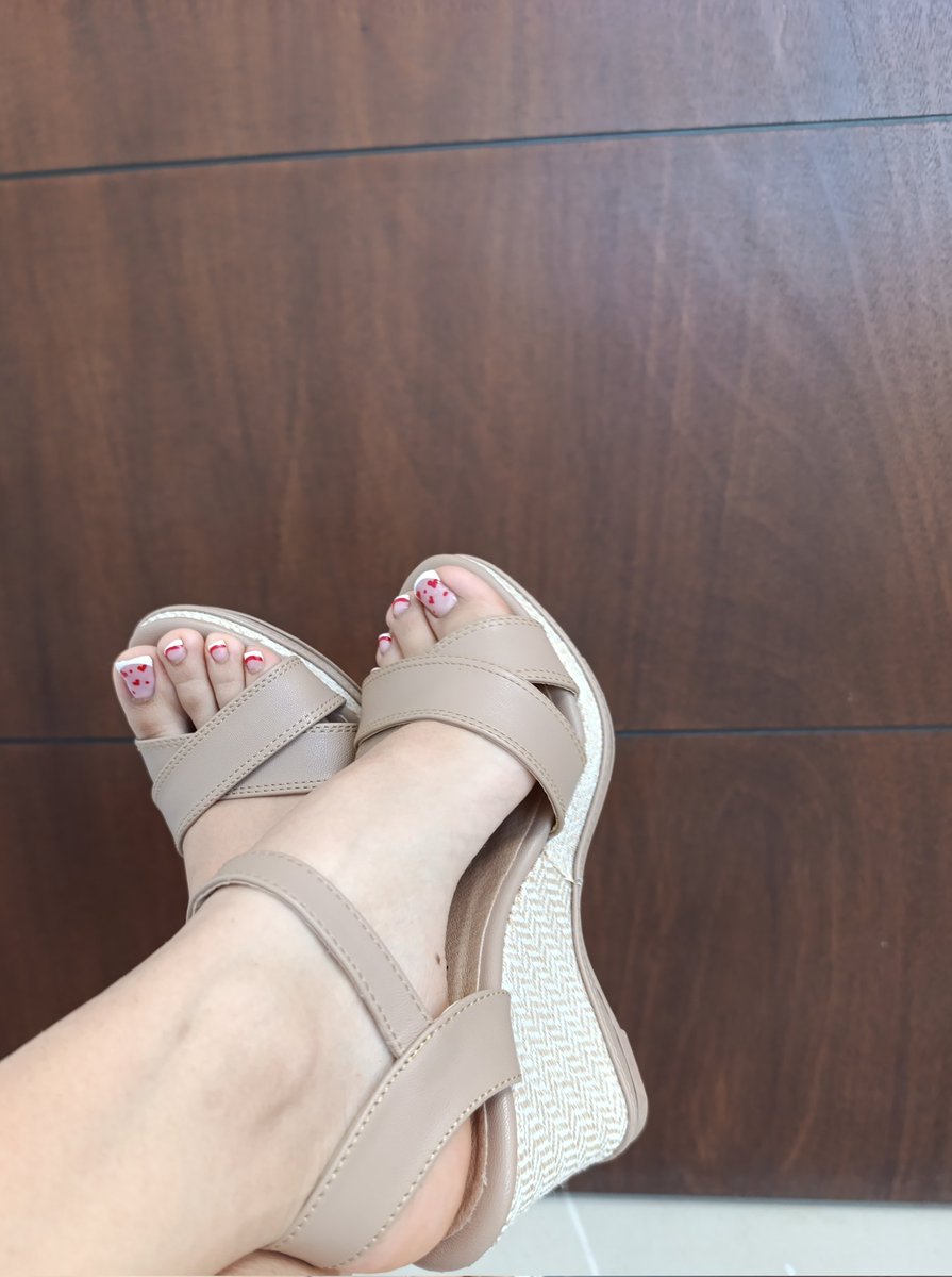 MiniHonney's tweet image. ¿Les gustan mis piecitos con cuñas? 🧡🧡🤤👣

Recuerden que pueden seguir participando para ganarse una sesión conmigo 🥰

Detalles 👇🏻