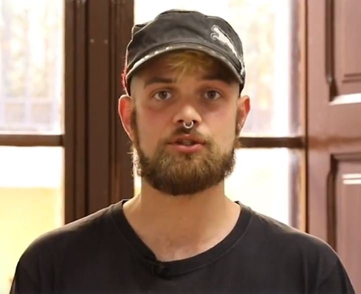 Él es Dani Gallardo, el antifa que atacó esta mañana una carpa informativa de VOX en Montcada i Reixac (Barcelona). 

En el video se aprecia como escupe a una mujer. Los que te hablan de feminismo atacando a mujeres.