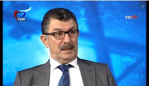 ajansoteki's tweet photo. 💥Gazeteci Rıza Zelyut, yaşanan son gelişmeler ve Türkiye’nin geleceğiyle ilgili çarpıcı bir yazı kaleme aldı: 

“Ne demişti?
-Bakalım cumhurbaşkanlığı yolunda daha kaç CHP'li telef olacak?

• Erdoğan, gözünü iyice kararttı. Akın Gürlek'i İstanbul'a getirdi; İmamoğlu'nu hapse attırdı.Şimdi daha yüksek yetkiyle Ankara'ya taşıdı.

•Belli ki yeni hedef Mansur Yavaş olacak.
Savcıyı, hakimi ayarlamışlardır.
Ona da bir kulp takacaklar, göreceksiniz...

•Hain İskilipli Atıf'ın hayranı, ilahiyat kökenli vali hazretlerini de İçişleri Bakanı yaptı.
Ekip tam Osmanlıcı, tarikat sempazitanı...
Bilal Erdoğan'ın çevresine benzerleri yerleştiriliyor.

•Cumhuriyet, demokrasi, laiklik, çağdaş yaşam ana hedef olacak. Tek tip insan yaratmak için iktidarın baskısı çok artacak.

•Türkiye'nin işi artık daha da zor. Çünkü Erdoğan'ın arkasında ona meşruiyet veren bir Trump var.

-Peki millet bu oyuna ne diyecek?
Önemli olan bu...”
