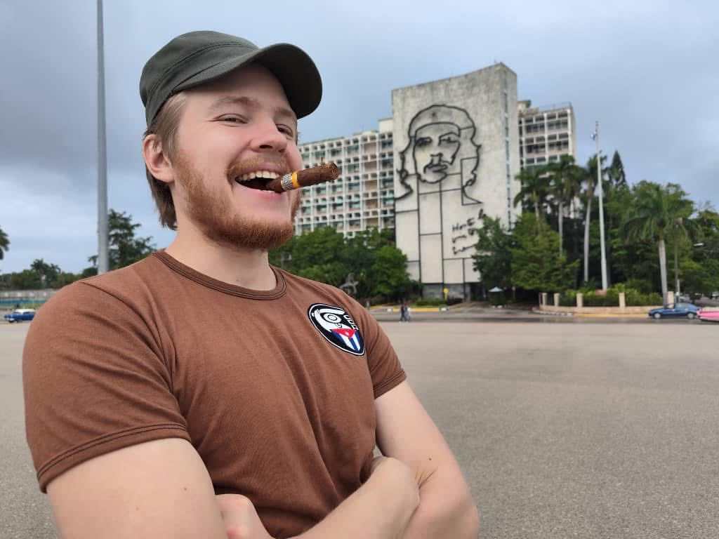 Todos nosotros tenemos una deuda enorme con #Cuba.

En todos los rincones del mundo.

Desde 1960, unos 600.000 profesionales médicos cubanos han brindado atención médica gratuita en más de 180 países.

3 millones de personas han recuperado la vista gracias a la Operación Milagro.