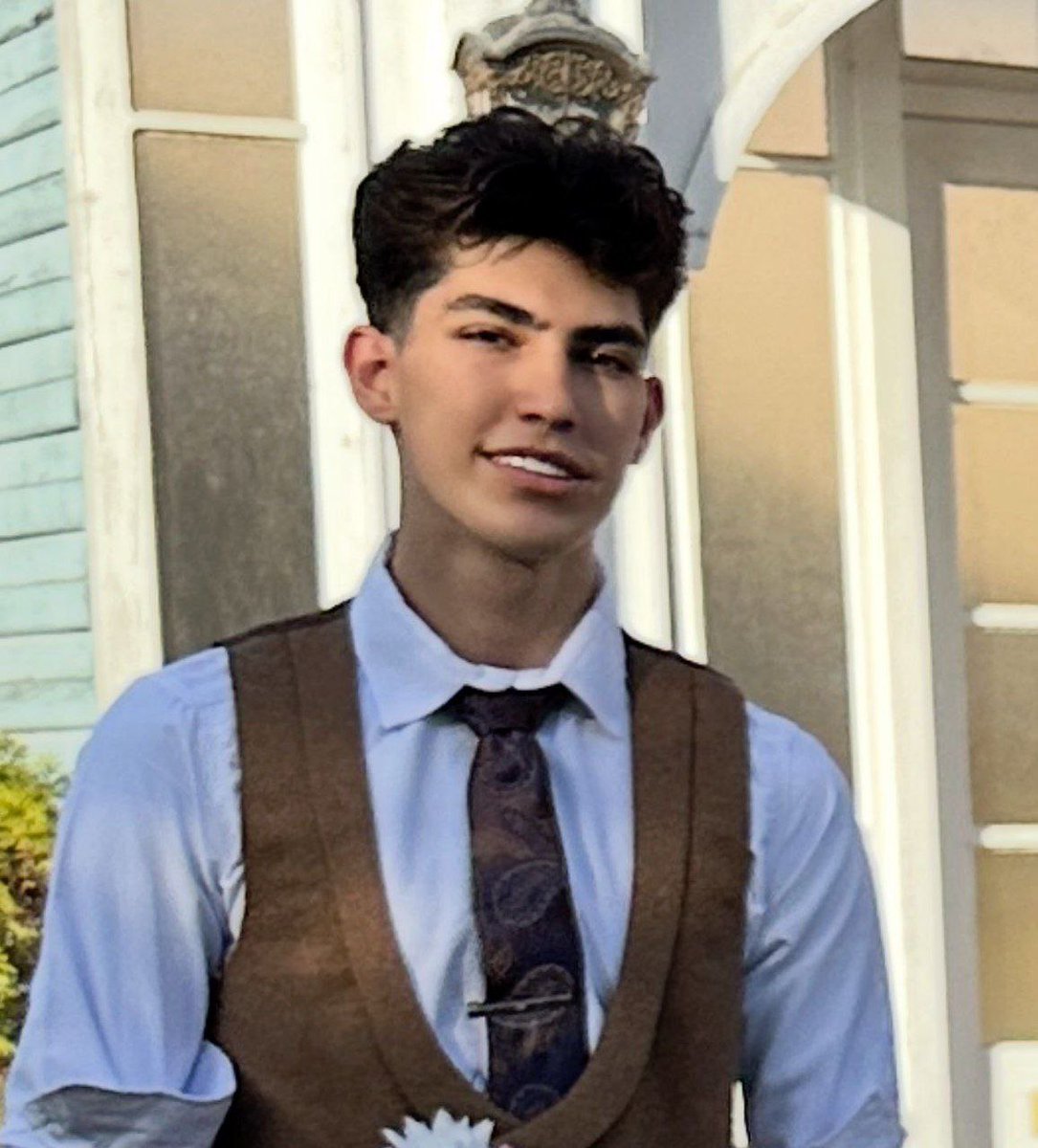 GreyLunai's tweet photo. 🚨 URGENT:
18-year-old #ShervinBagherian is at imminent risk of execution in . He has been sentenced to death on fabricated murder charges after a sham trial. We must be his voice before it’s too late.
#شروین_باقریان
@amnesty
@UNHumanRights
@hrwfilmfestival https://t.co/jJ8ILN52Kw