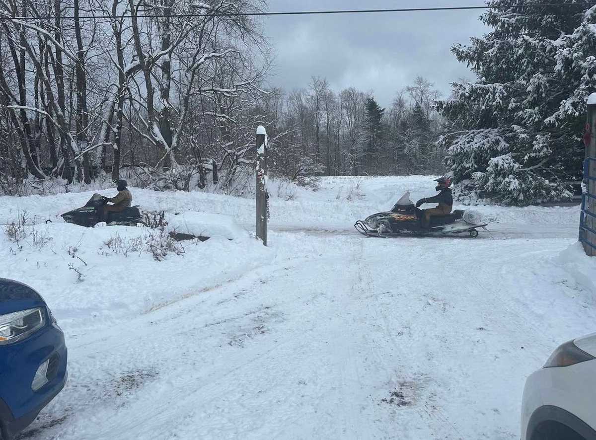 SolitudeFarmz's tweet photo. Snowmobiles on the New York State snowmobile corridor at Solitude Farmz ❄️ https://t.co/GgyT6PYkoa