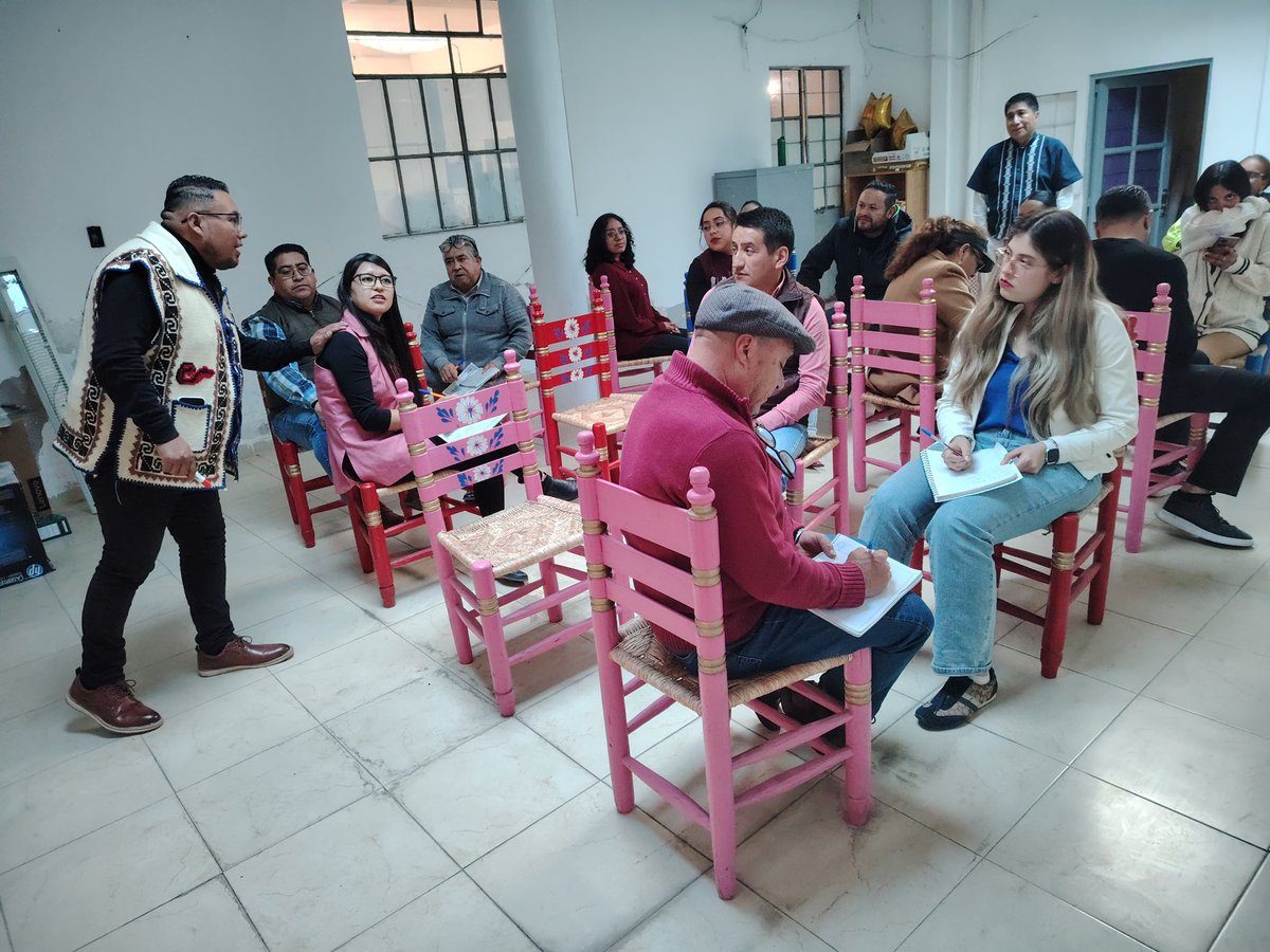 Hoy vivimos una jornada enriquecedora en el taller de Lengua Materna Mazahua, guiada por el conocimiento y la dedicación de los vocales indígenas Julián Martínez Rocha, Apolinar Faustino Mendoza y Vicenta Sánchez Valdes. ¡Pero esto es solo el inicio!🌾
#PoderDeServir