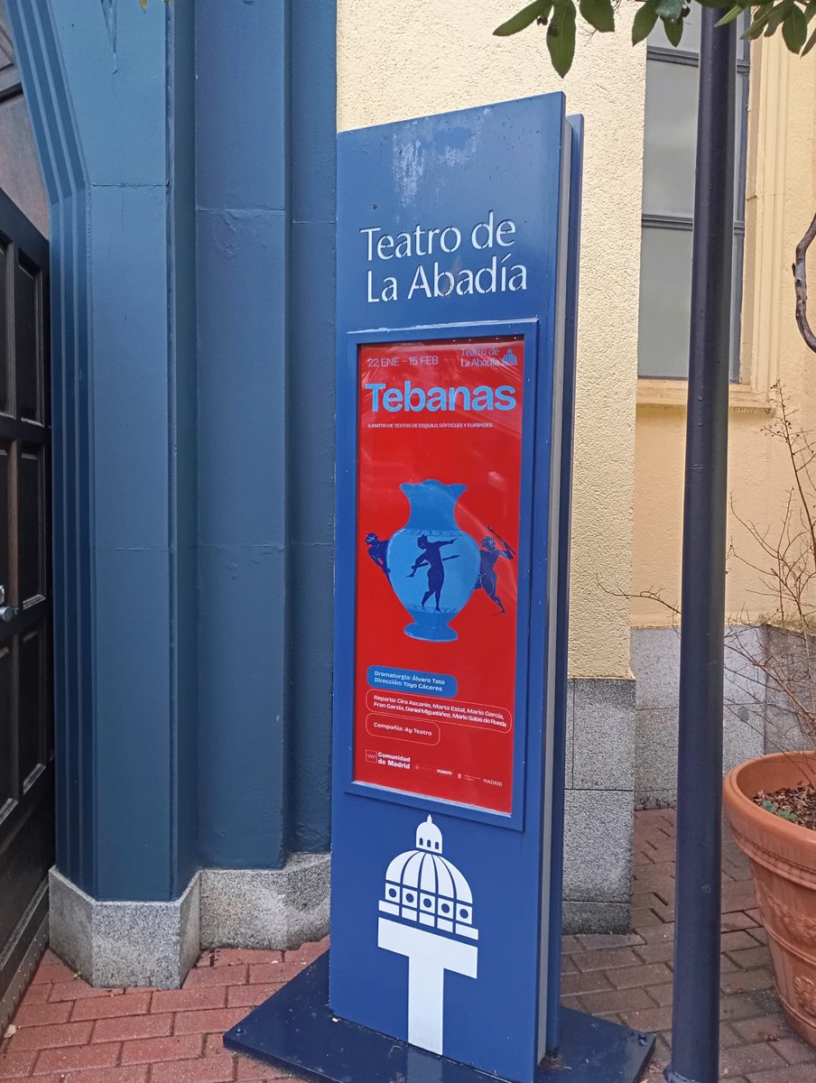 Espectacular el montaje teatral de "Tebanas" al que han asistido hoy nuestros grupos de 3°ESO de las optativas de Cultura clásica y de Teatro. Los alumnos han disfrutado de esta puesta en escena de cuatro obras clásicas a cargo de la compañía Ay Teatro y del coloquio posterior.