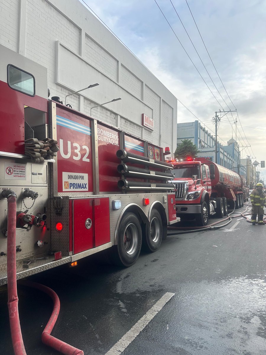 <a href="/alcaldiagye/">Muy Ilustre Municipalidad de Guayaquil</a> <a href="/BCB_Samborondon/">Benemérito Cuerpo de Bomberos de Samborondón</a> Debido a las altas temperaturas colapsó parte de la edificación. Bomberos Guayaquil se encuentra trabajando en el sitio