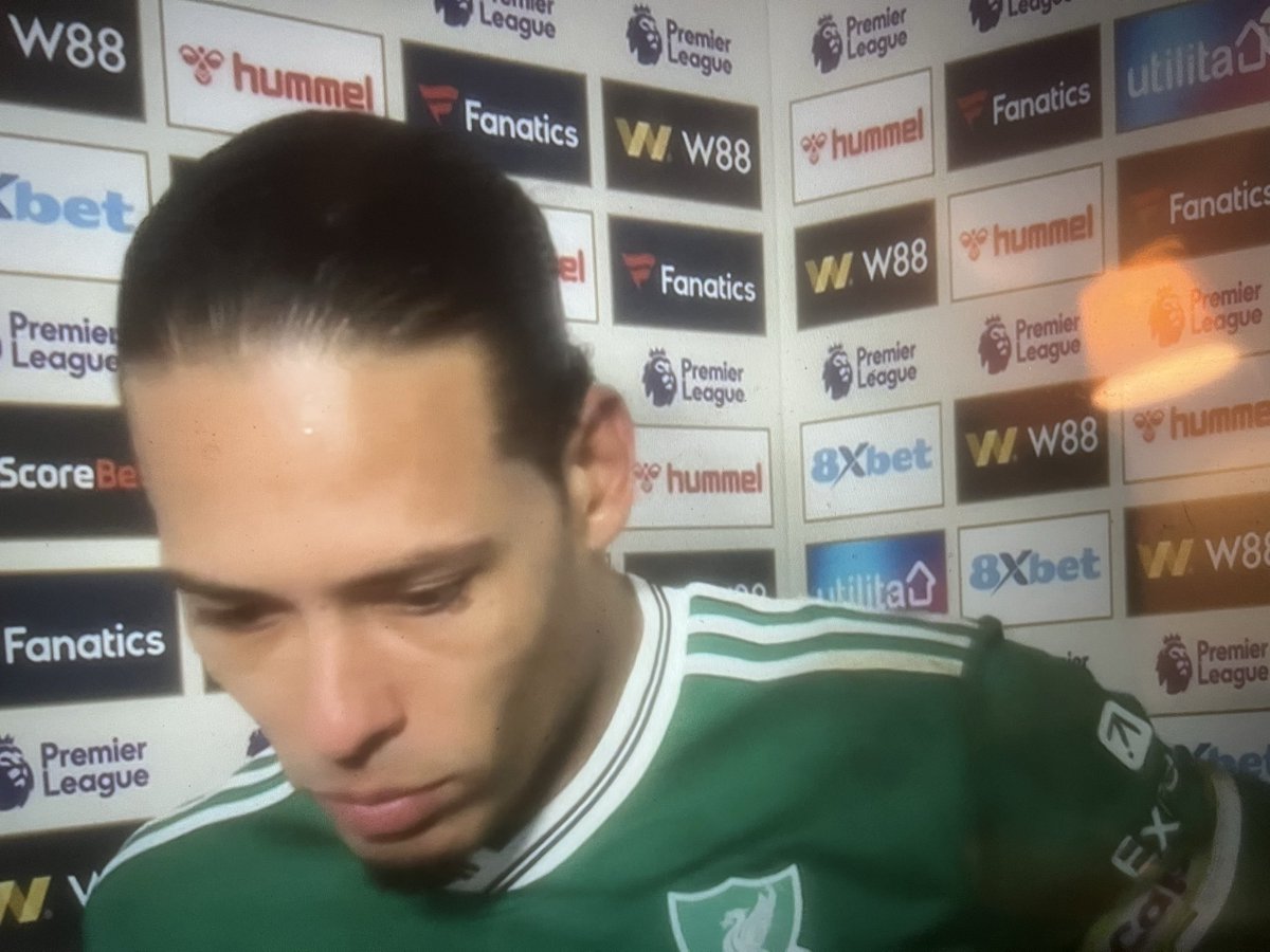 pythaginboots's tweet image. Van Dijk mogging aerially at Sunderland like no other CB has done this season. Not only did he win his headers, he chose where they went, they acted as passes to his team mates. Big man so pumped that the captains armband is almost ripping off his bicep. Colossus.

#LiverpoolFC