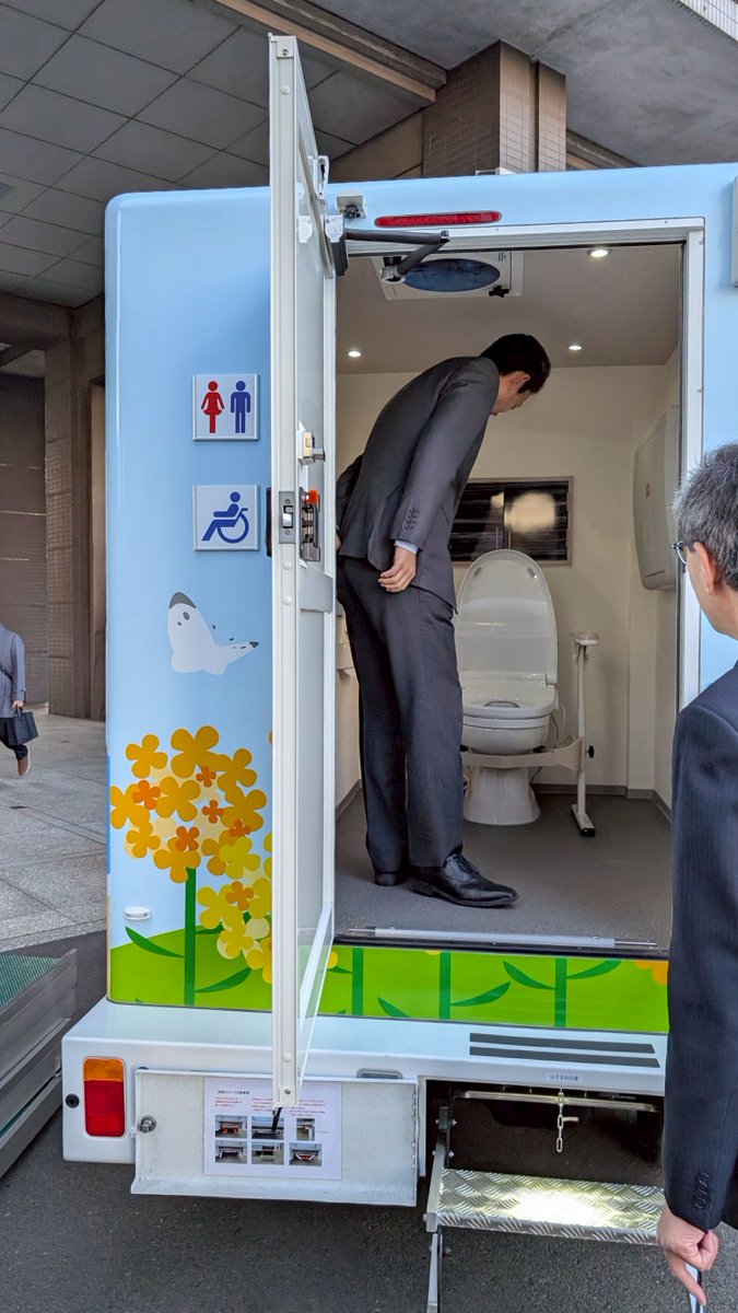 kumagai_chiba's tweet photo. おはようございます。災害時の被災者の環境改善に向けてトイレカーを６台導入しました。
近年の災害では洋式トイレの不足、衛生環境の確保、高齢者や障害のある方へのバリアフリー対応など、避難所のトイレ環境の改善が課題の１つにあげられています。

車両は普通免許で運転可能な小型トラックをベースとしており、個室が２つあるタイプと、車いすの方などにも対応したバリアフリータイプを各３台ずつ用意しました。
トイレは温水洗浄機能付きの洋式トイレであり、室内には明るい照明や手洗い台、化粧鏡も備えています。

また、防災危機管理部の若手職員が中心となってデザインしており、千葉県をイメージする「菜の花」や「青い海」を背景にチーバくんを配置し、被災地の方々に少しでも明るい気持ちを届けられるよう、柔らかくポップなデザインとしました。

災害時には他に県で備蓄している仮設トイレなどとあわせてトイレカーを避難所に配置し、市町村と連携して女性や高齢者も含め、誰もが快適かつ安心して利用できるトイレ環境を確保していきます。

また、平時には防災訓練のほか、アクアライン　マラソンなど県内各地の様々なイベントでの活用を検討しており、県民の皆さまにも、実際にトイレカーを利用していただきたいと考えています。

災害時、断水などが発生した場合、ご自宅のトイレはしばらく使用できなくなります。
県としても今回のトイレカーの導入をはじめ、避難環境の向上に取り組んでいきますが、県民の皆さまにも、この機会に水や食料に加えて携帯トイレについても、いざという時に備えてご家庭で備蓄をお願いできればと思います。