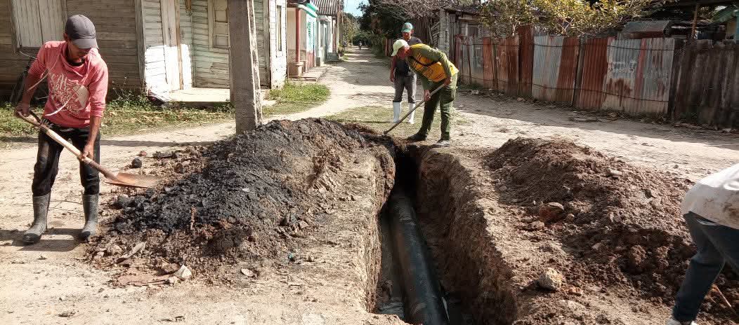 Trabadores de Acueducto y Alcantarillado de Manati laboran en la avería del colector principal de Residuales en la calle Oscar Acuña.                                                                                             #HidraulicosTuneros.
#PorLasTunasLaVictoria