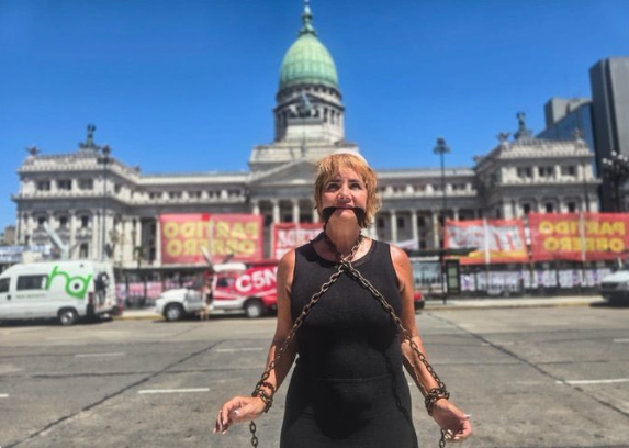 Ningún varón se animó a tanto.
Ninguno expuso su cabeza a las consecuencias de este acto.
Se cuidaron bien las bolas de lo que les pueda pasar.
Ella fue solita y lo hizo.
Una mina, un minón, Nancy Pazos.
Sáquense el sombrero y tápense la cara de la vergüenza
Manga de cagones.
