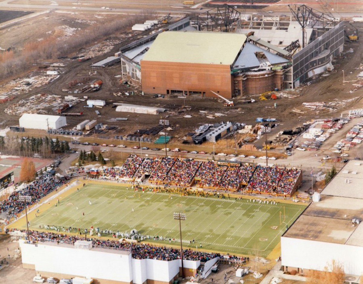 cfbcampustour's tweet photo. North Dakota State football pre-Fargodome:

🏟️ Dacotah Field - Fargo, North Dakota 🏟️ 

Home of the Bison from 1938-1992

(Fargodome under construction in background) https://t.co/xH0mqrNVPj