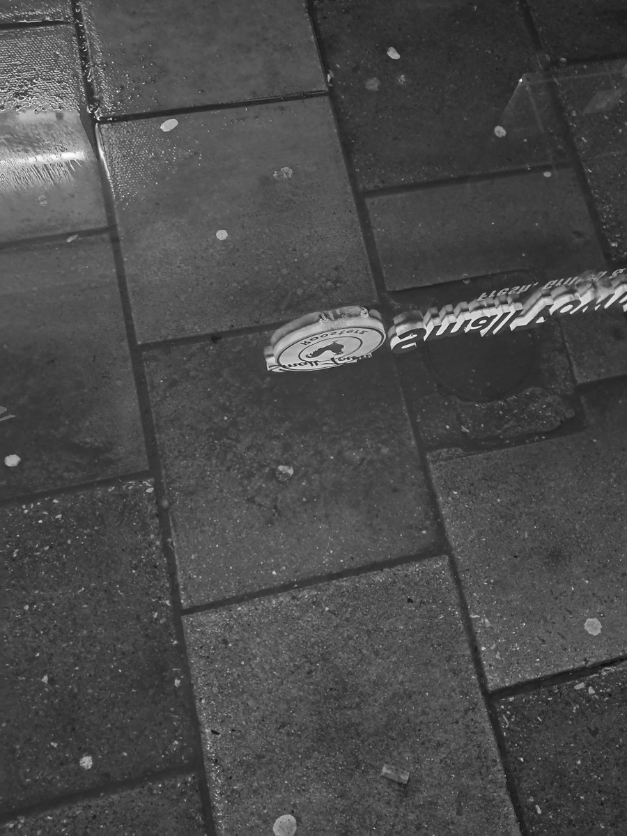 D1fferentClass's tweet photo. Darkest night on a wet road. Seven Sisters Road #N7 #London https://t.co/U8PzQQNrfn