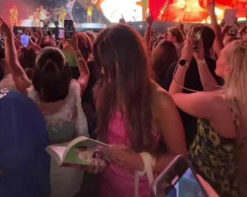 Crismtz_ahft's tweet photo. Yo en el concierto de ZAYN porque dijo en su entrevista que se le hace muy atractivo las chicas que leen https://t.co/wmnlK2Op8p