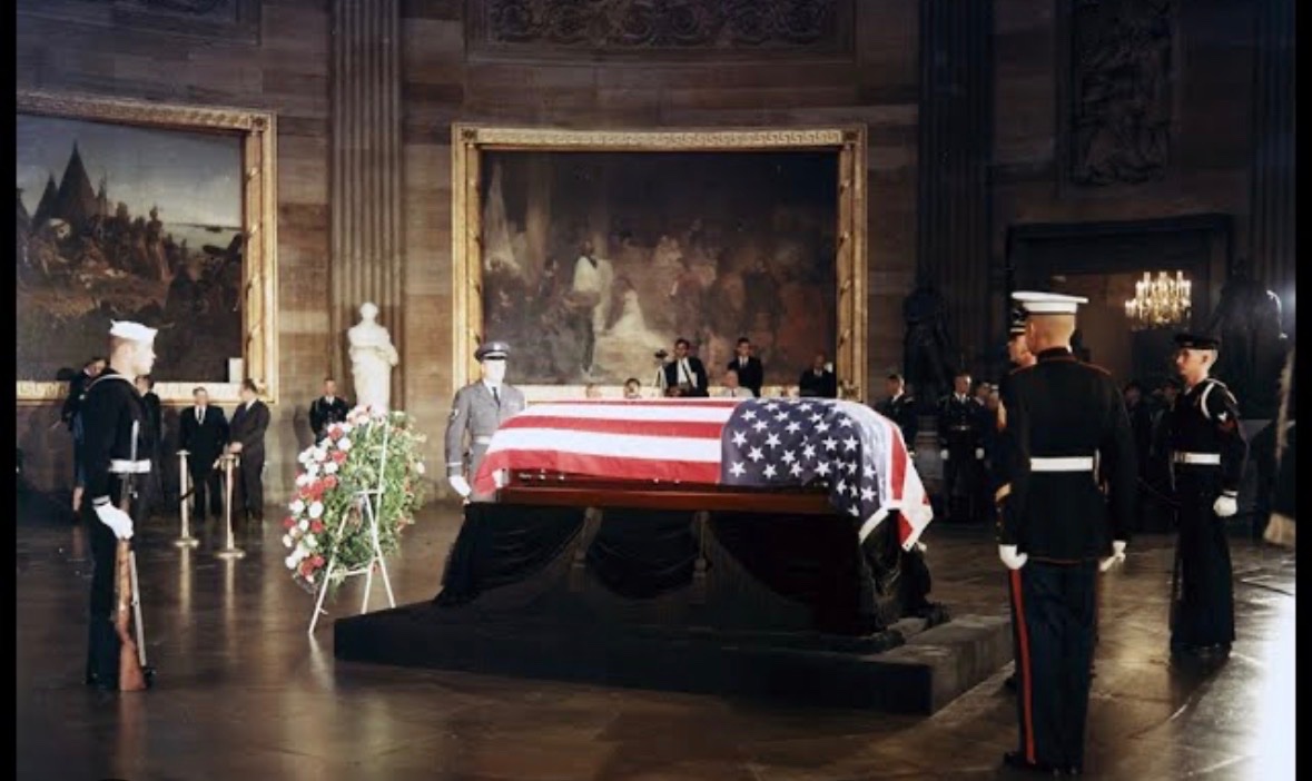 PresidentsVisit's tweet image. Herbert Hoover lying in state in the Capitol Rotunda ⚰️🪦🦅🇺🇸🏛

Check out “Herbert Hoover’s Tomb” for his death! visitingthepresidents.com/2026/02/03/sea…

#HerbertHoover #Capitol #president