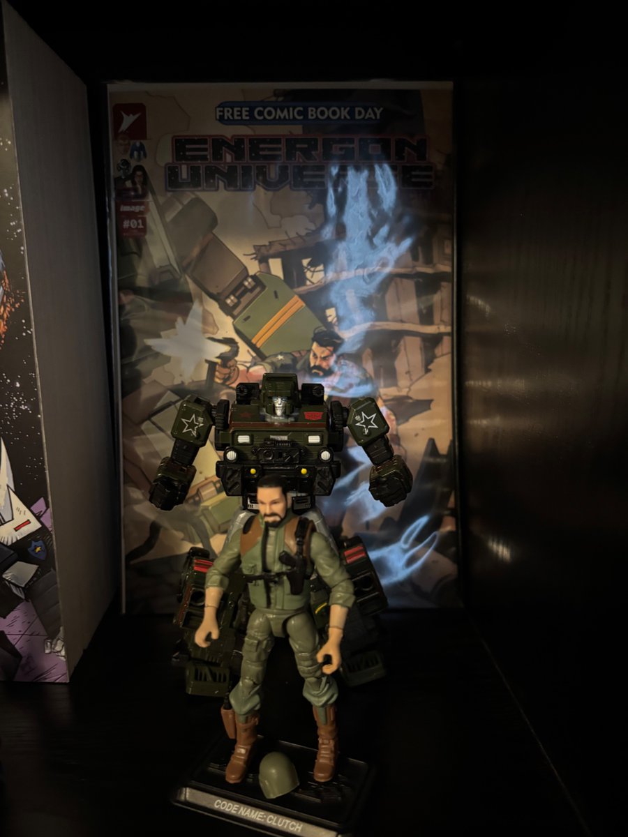 rls1980's tweet photo. Loving the Energon Universe! @Skybound @Williamson_Josh https://t.co/rsvOFe2mLM