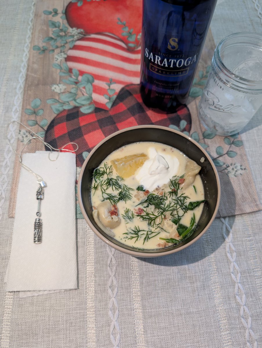 DigitalFringed1's tweet photo. Tonight we are having creamy lemon pierogi soup with pancetta, spinach, fresh dill, and sour cream.
Special guest - A mini pocket herb spoon
No recipe as this is not mine to give https://t.co/ehg2smtnDf