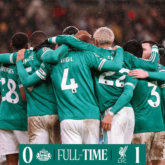 ¡Y colorín colorado, el Liverpool ha ganado y le ha quitado el invicto al Sunderland en su estadio!

Así de sube y baja la temporada, un día das pena en casa y al otro sacas un resultado épico
#YNWA