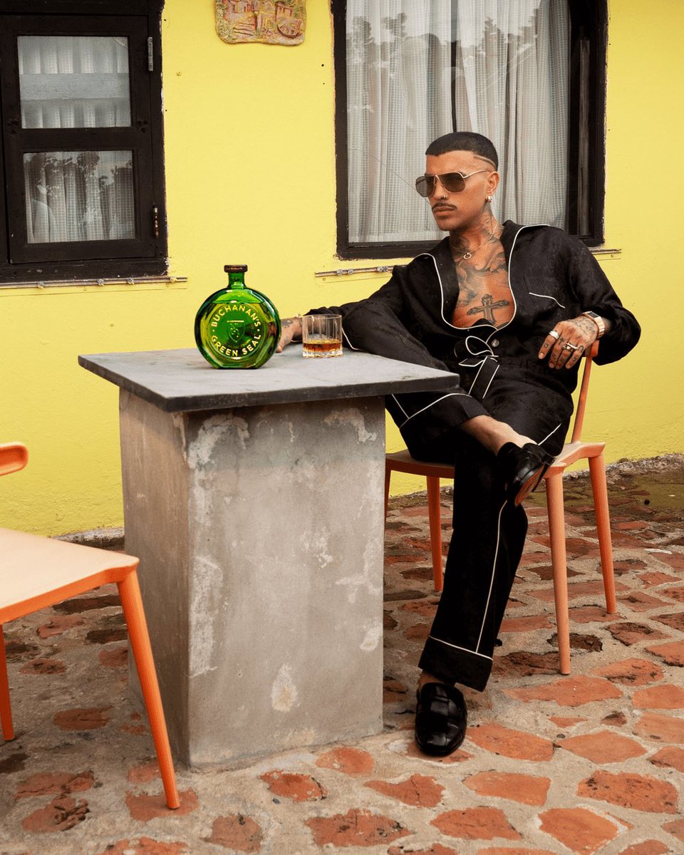 En otras noticias… por acá leyendo partes interesantes de la entrevista de Paper Magazine a Rauw Alejandro: 

Punto 1: Romanticismo y “lenguaje del amor”.

Rauw es ampliamente reconocido por su faceta romántica. En la entrevista, describe su manera de amar y de componer como