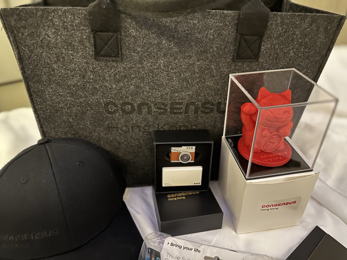 Hong Kong 🇭🇰 without Victoria Harbour view from the Peak is not complete.
Had fun with <a href="/shawnfaulstick/">ALOHA SHAWN</a> - wifey and <a href="/XRP_LIONS/">XRP Lions</a> 
Consensus HK treats me well with all these goodies.
Got my digital bitcoin miner for free 😍
Sorry <a href="/589CTO/">$589</a> 😄
#ConsensusHK