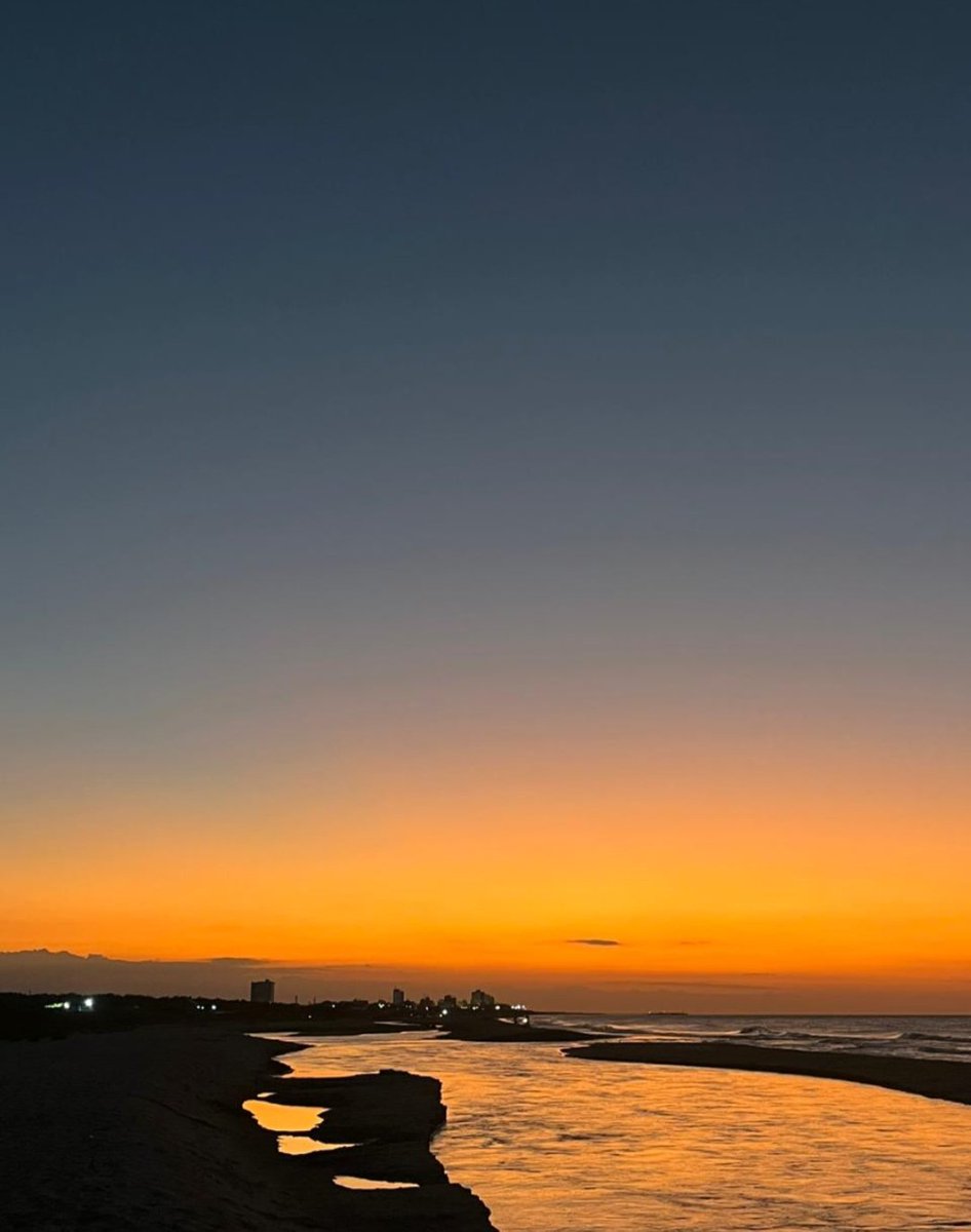 VieccoP's tweet photo. Duró 2 segundos el atardecer, y me quemó por dentro el alma y el cuerpo. 🌅🍀
#tardes #vibes #ocaso https://t.co/pYDbqXmXMO
