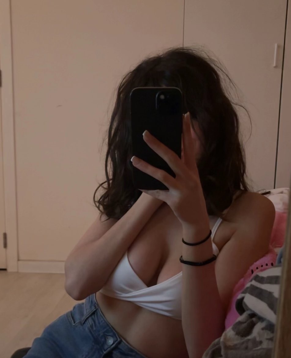 Rozalinaaxx's tweet photo. Heyy slaafjes ik ben nieuw hier maar zeker niet onervaren ben ik welkom🤭
#findom #slavess #paypigg #humanatm #balbustinf #facespitting/sitting https://t.co/GEtGgPPmvs