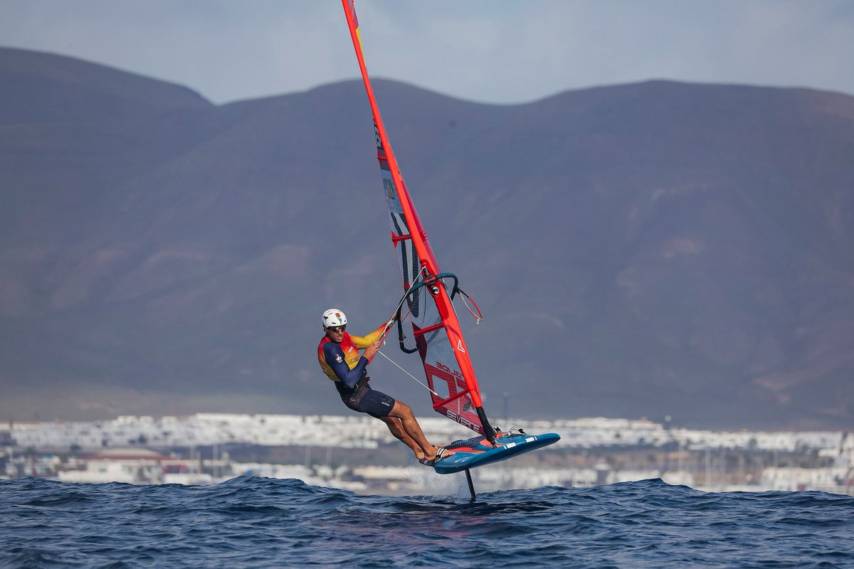 TodoGolesRadio's tweet photo. 🌊⛵ Finn Hawkins y Emma Wilson se coronan en los Lanzarote iQFOiL Games tras una jornada final marcada por el viento flojo en Marina Rubicón. Gran semana de regatas en Lanzarote con la élite mundial del windsurf. 🇪🇸🔥 #iQFOiL #Lanzarote #Windsurf #Vela #TGR 📻🎙️ https://t.co/TrQL2vSjpx