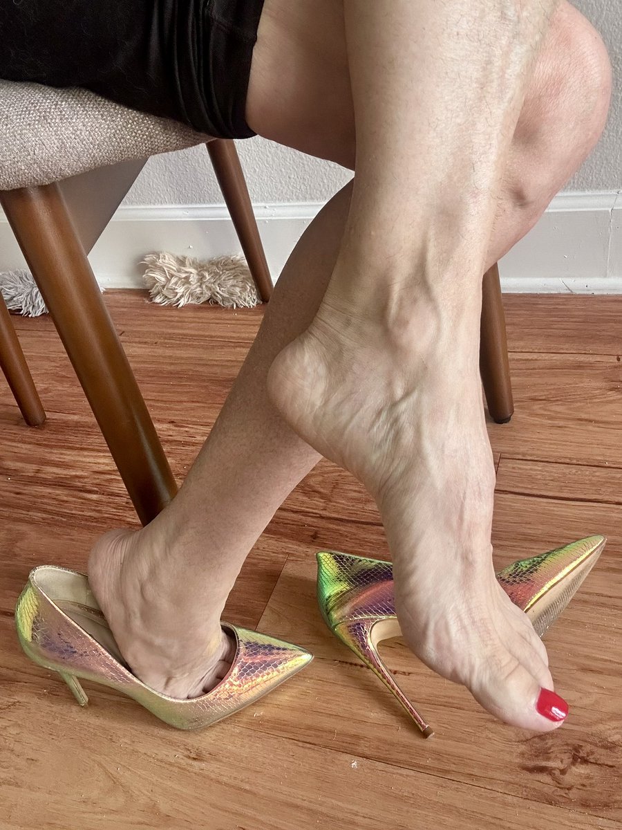 footnight is coming up.  let me slide my feet down your throat.  #summersunset #heals