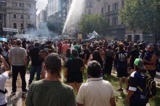 Repudiamos la brutal represión y cacería indiscriminada que llevan adelante en el Congreso las fuerzas represivas de Bullrich y Milei. Los violentos son ellos, los traidores son los burócratas de la CGT, nosotrxs, la izquierda resistimos en las calles está reforma esclavista.