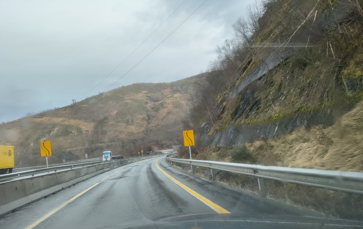La Autopista AP-66 conocida por Autopista del Huerna, gestionada por Aucalsa, tiene al día de hoy desde León/ Campomanes (78 Km), 12 desvíos de carril, 4 túneles con un solo carril, limites velocidad de 60 Km/hora,etc. Nos obligan a pagar 16,20€. Me parece un auténtico atraco !!