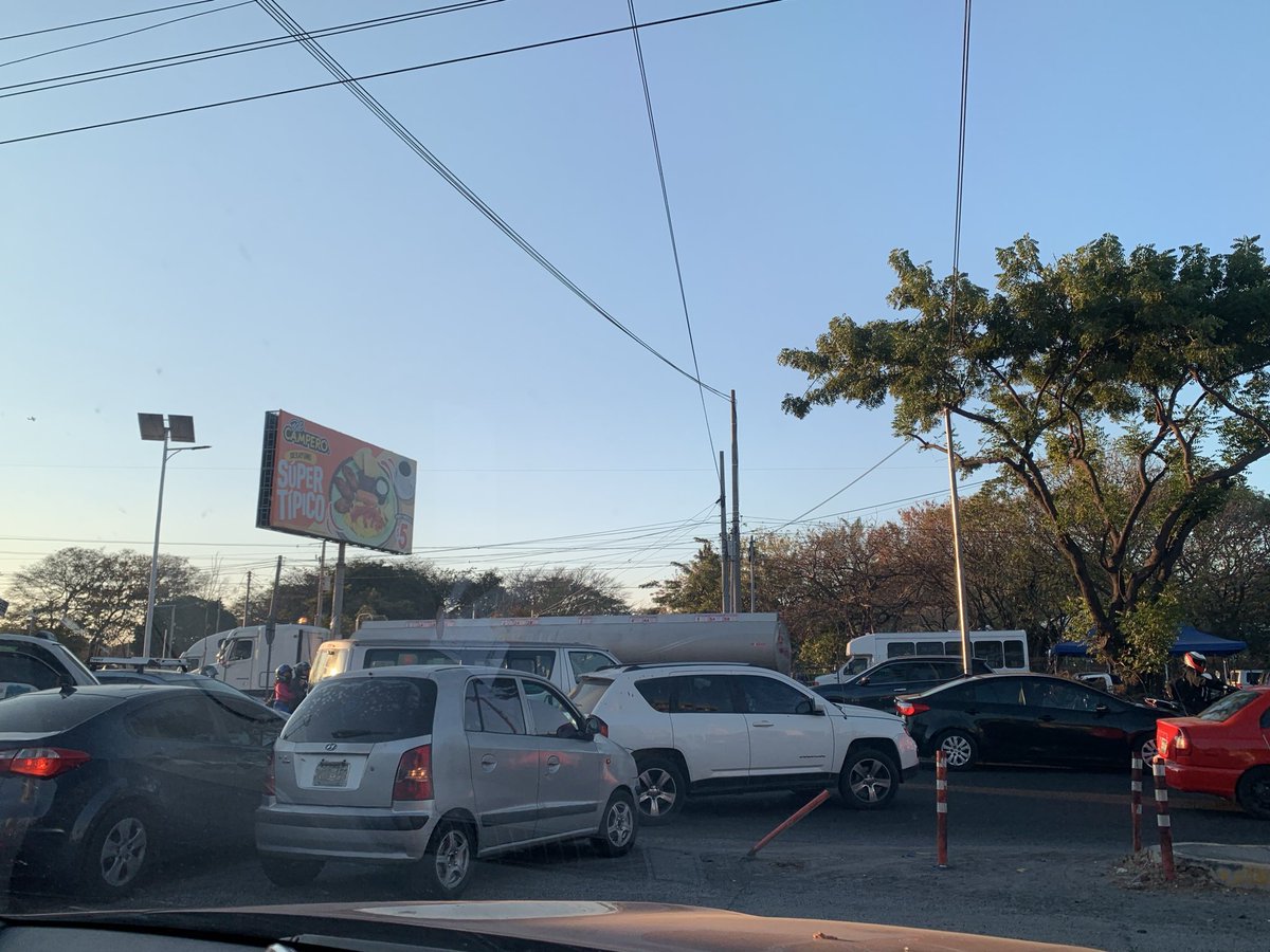 leydiuxES's tweet photo. El día a día de los que transitamos esta vía, el cuello de botella en plaza Venecia en Soyapango, genera una fila que a veces llega hasta el puente de ticsa. Si las autoridades analizarán el caso para brindar una alternativa a este caos. @VMTElSalvador @nayibbukele https://t.co/b6BbPMRcDF