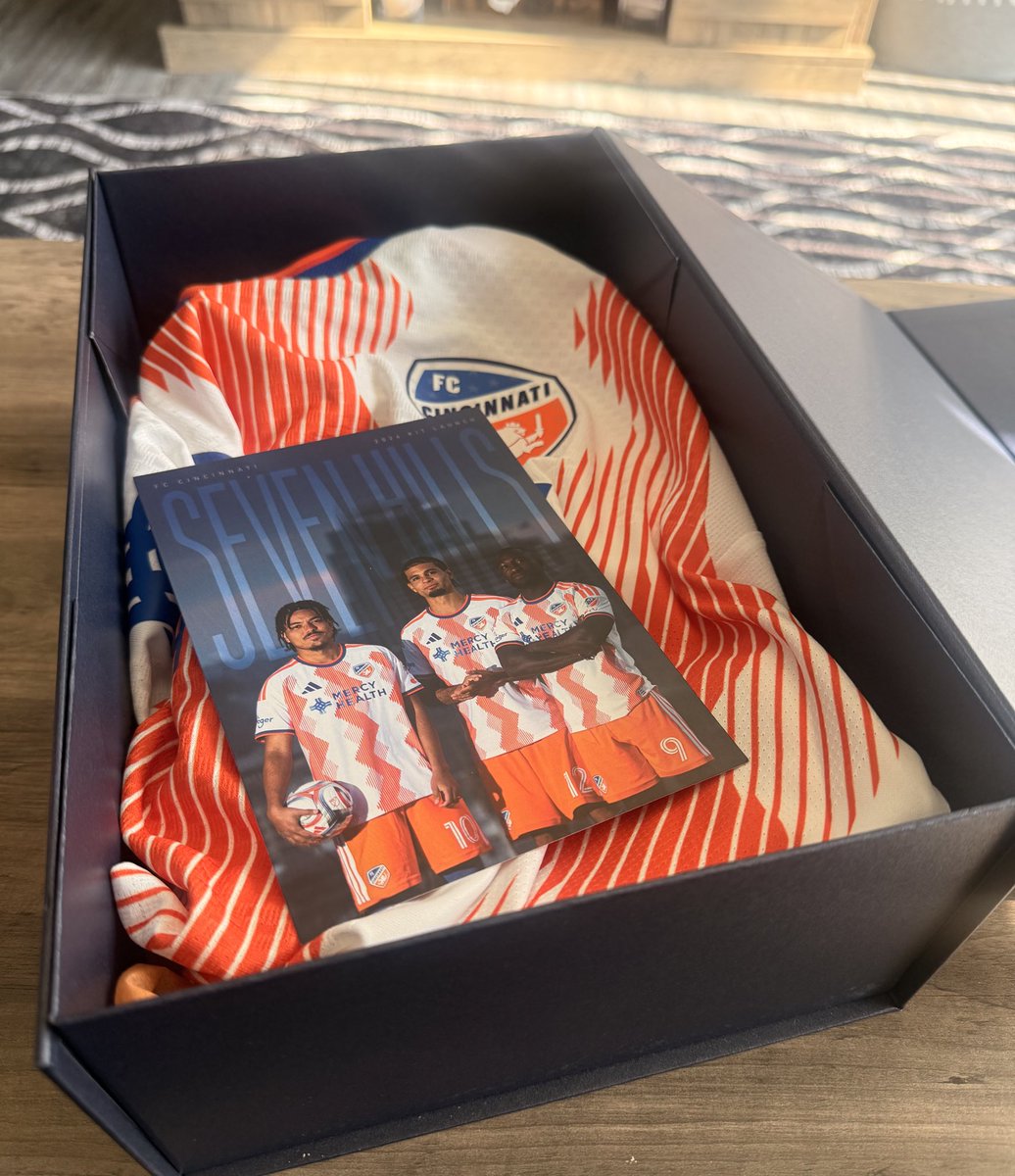 notsocooljules's tweet photo. Thank you @fccincinnati for sending me the new Seven Hills kit! 🔥🔥🔥🔥

Can’t wait to wear it to some matches this season!!! ⚽️💙🧡 https://t.co/5sXZ8SP7AF