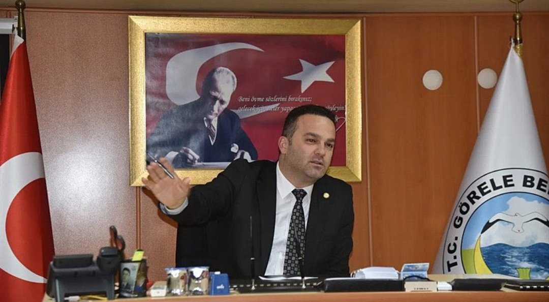 Vay utanmaz..
16 yaşındaki kızı taciz etmiş.
Annene söyleme demiş. 
CHP kapatılsın.